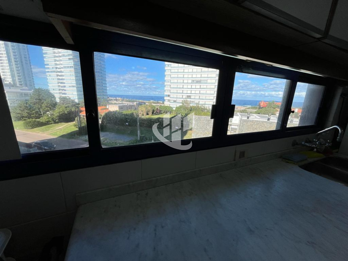 Apartamento ID.1898 - Apartamento en venta de 2 dormitorios, terraza con vista al mar- Brava, Punta del Este