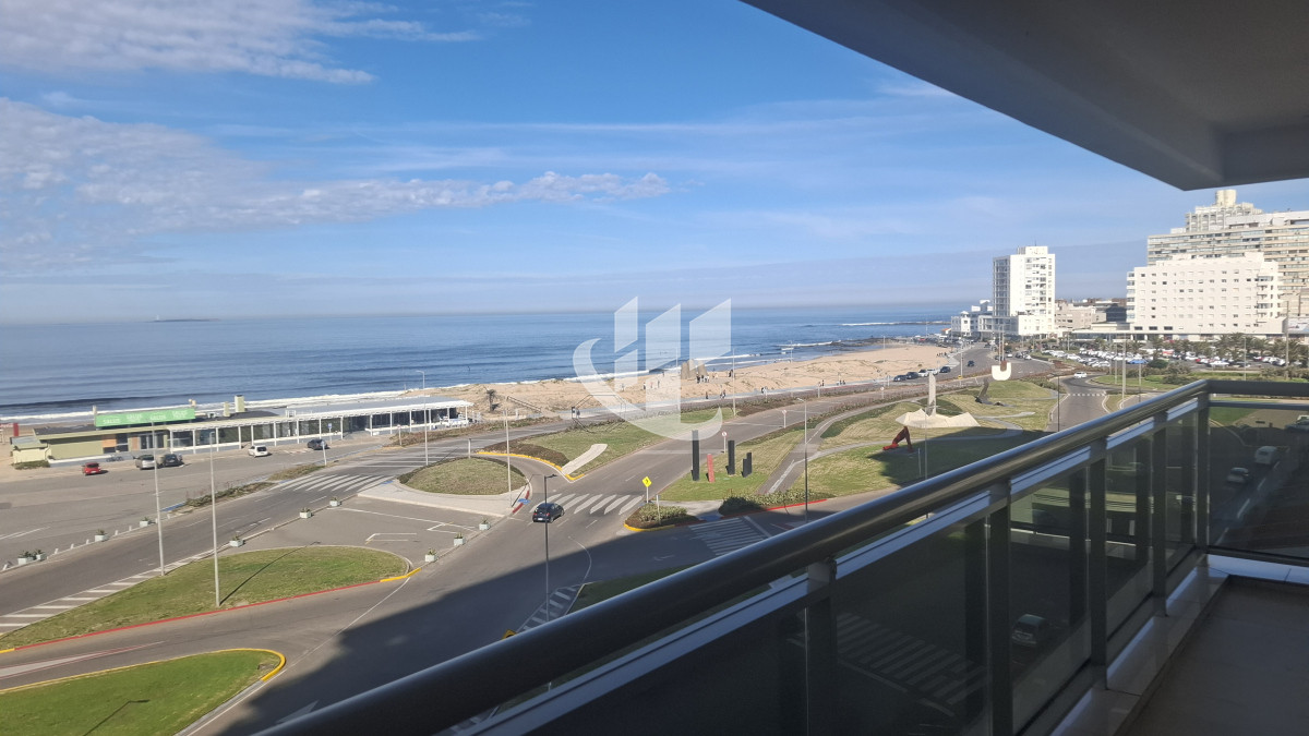 Apartamento ID.2038 - Venta apartamento 3 suites y dep completa, primera línea Brava, Punta del Este