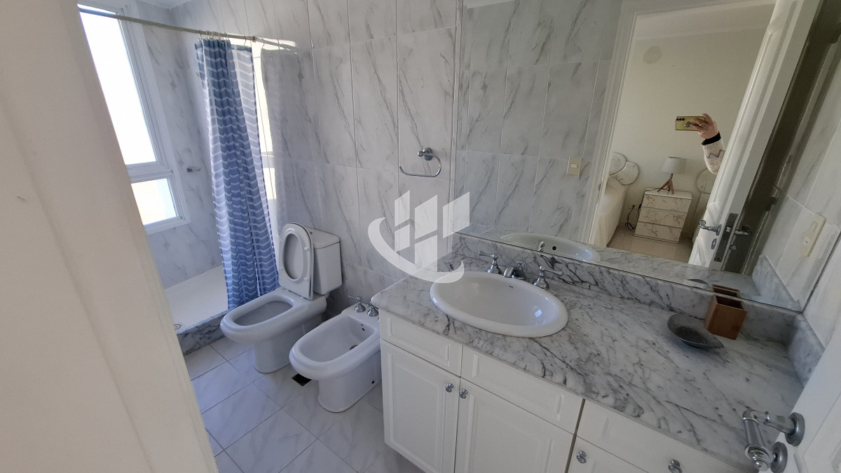 Apartamento ID.2036 - Alquiler Anual, 4 dormitorios, 5 baños, primera linea, Mansa, Punta del Este