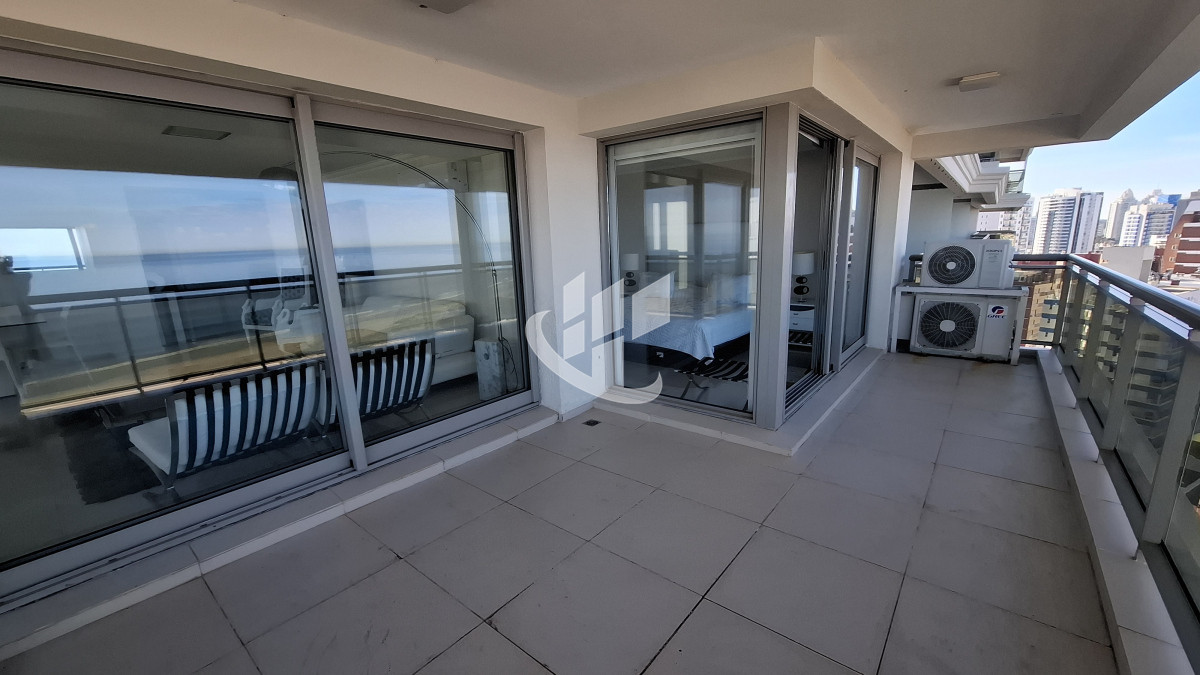 Apartamento ID.2039 - Venta apartamento 3 suites y dependencia completa, primera línea Brava, Punta del Este