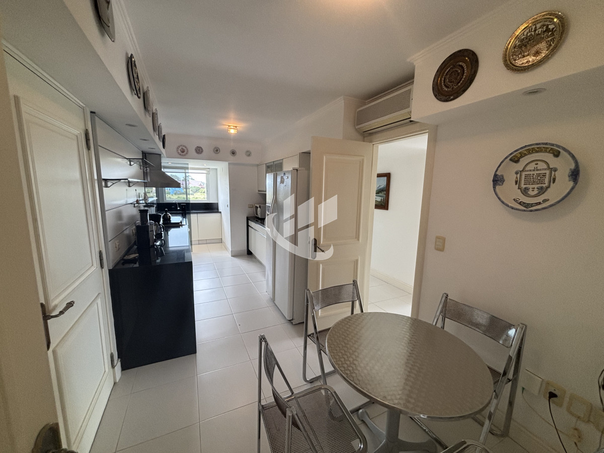 Apartamento ID.2277 - PUNTA DEL ESTE - PLAYA BRAVA - APARTAMENTO DE 4 DORMITORIOS EN SUITE Y DEPENDENCIA - VENTA