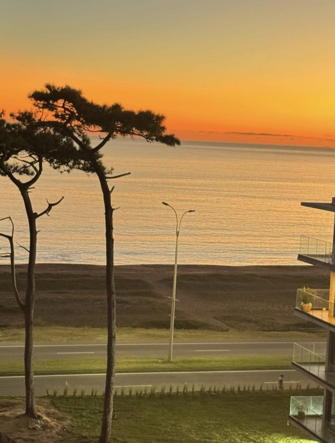 Venta apartamento, 1 dormitorio, 1era linea de mar, Playa Mansa, Punta del Este