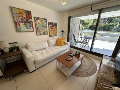 En venta y alquiler anual apartamento de 2 dormitorios en Punta del Este 
