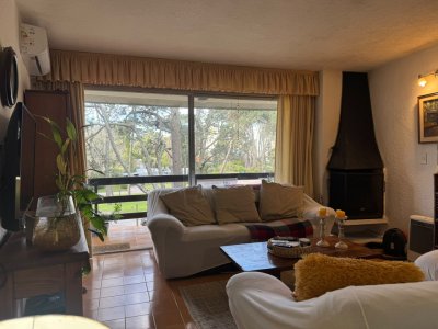 PUNTA DEL ESTE A METROS DE PLAYA MANSA APTO 2 DORM 2 BAÑOS COCHERA EN VENTA