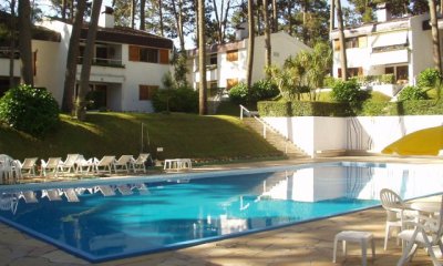 PUNTA DEL ESTE SOBRE AV ROOSEVELT 1 DORMITORIO Y MEDIO PARRILLERO VENTA