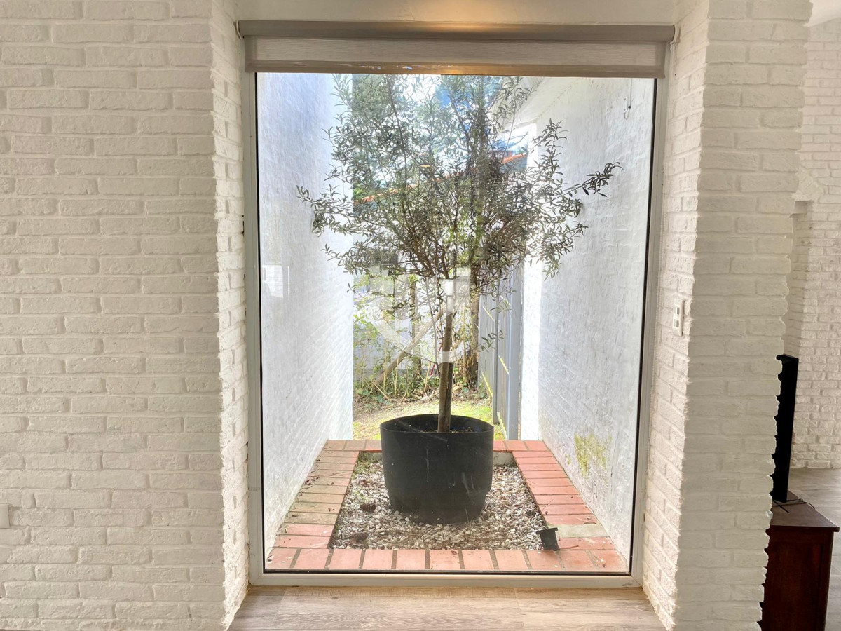 Casa ID.1223 - Alquiler anual casa 4 dormitorios en Punta del Este 