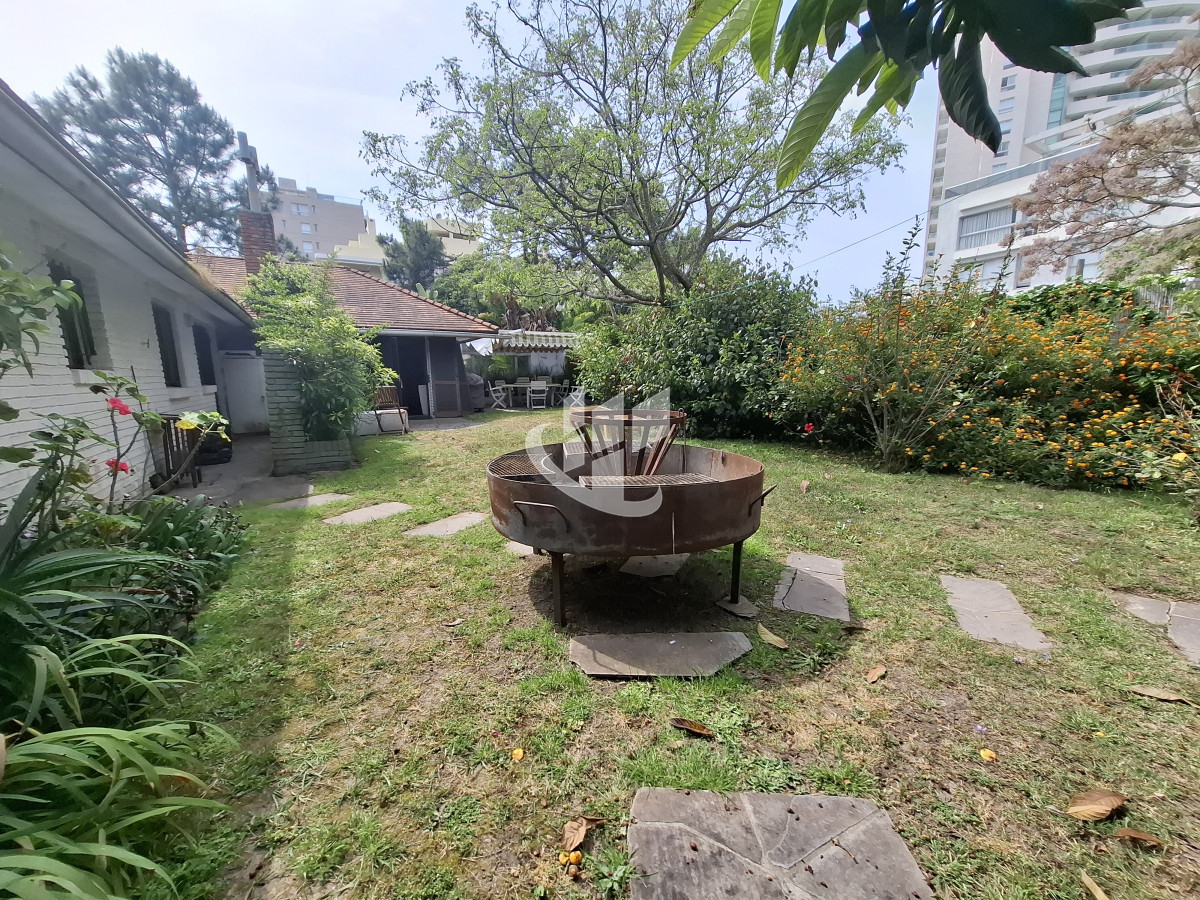 Casa ID.1442 -  CASA EN VENTA 4 DORMITORIOS, PLAYA BRAVA PARADA 7 PUNTA DEL ESTE
