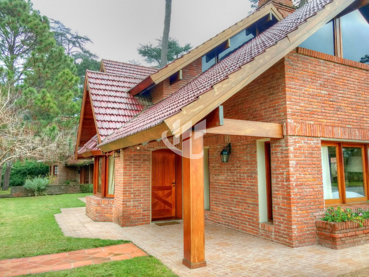 Casa ID.256 - Casa 3 dormitorios, esquinera, Cantegril, Punta del Este