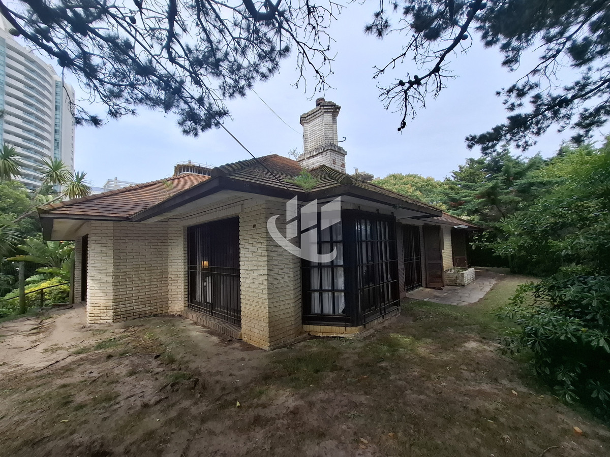 Casa ID.1442 -  CASA EN VENTA 4 DORMITORIOS, PLAYA BRAVA PARADA 7 PUNTA DEL ESTE