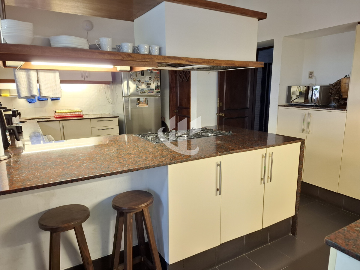 Casa ID.1442 -  CASA EN VENTA 4 DORMITORIOS, PLAYA BRAVA PARADA 7 PUNTA DEL ESTE