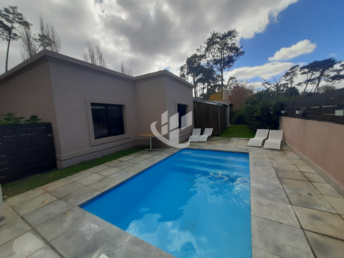 Casa ID.1244 - Casa venta, 2 dormitorios, piscina climatizada, barrio privado, Pinares, Punta del Este