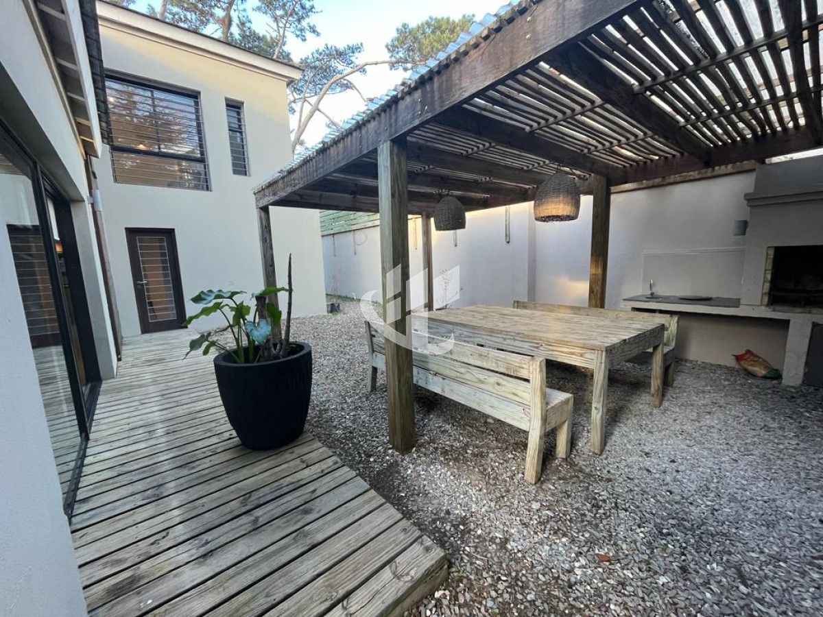 Casa ID.640 - Alquiler anual, casa, 5 dormitorios, Mansa, Punta del Este