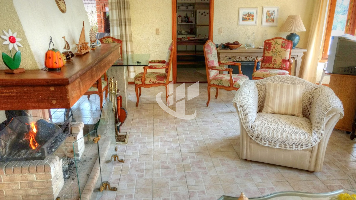 Casa ID.256 - Casa 3 dormitorios, esquinera, Cantegril, Punta del Este