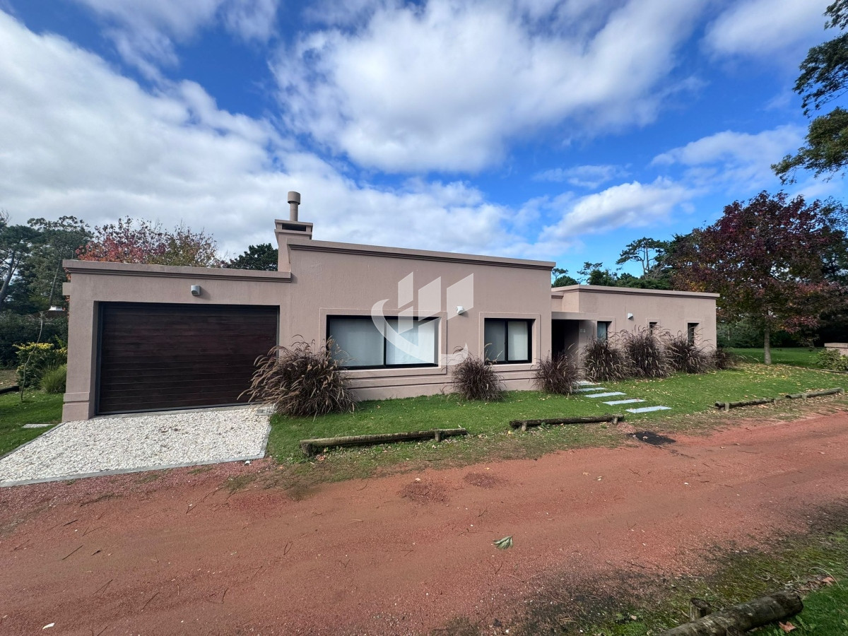 Casa ID.1244 - Casa venta, 2 dormitorios, piscina climatizada, barrio privado, Pinares, Punta del Este