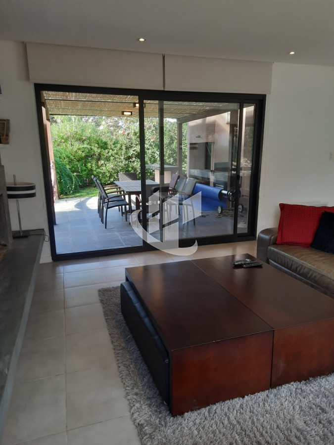 Casa ID.1244 - Casa venta, 2 dormitorios, piscina climatizada, barrio privado, Pinares, Punta del Este