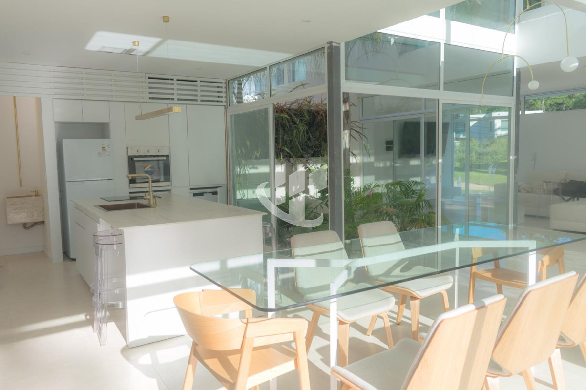 Casa ID.1222 - Casa en venta, a estrenar, 4 dormitorios, piscina climatizada, Solanas, Punta Ballena