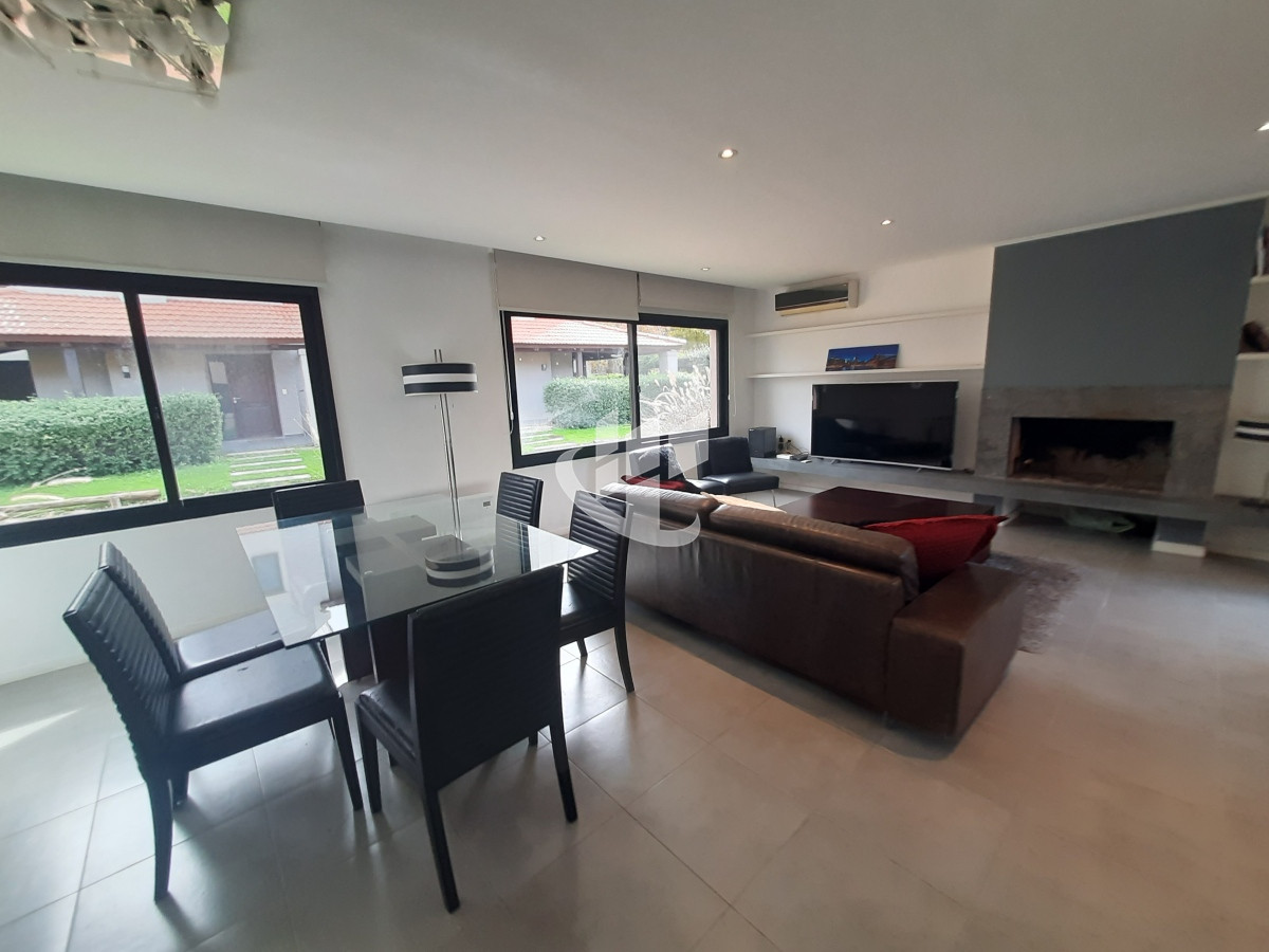 Casa ID.1244 - Casa venta, 2 dormitorios, piscina climatizada, barrio privado, Pinares, Punta del Este