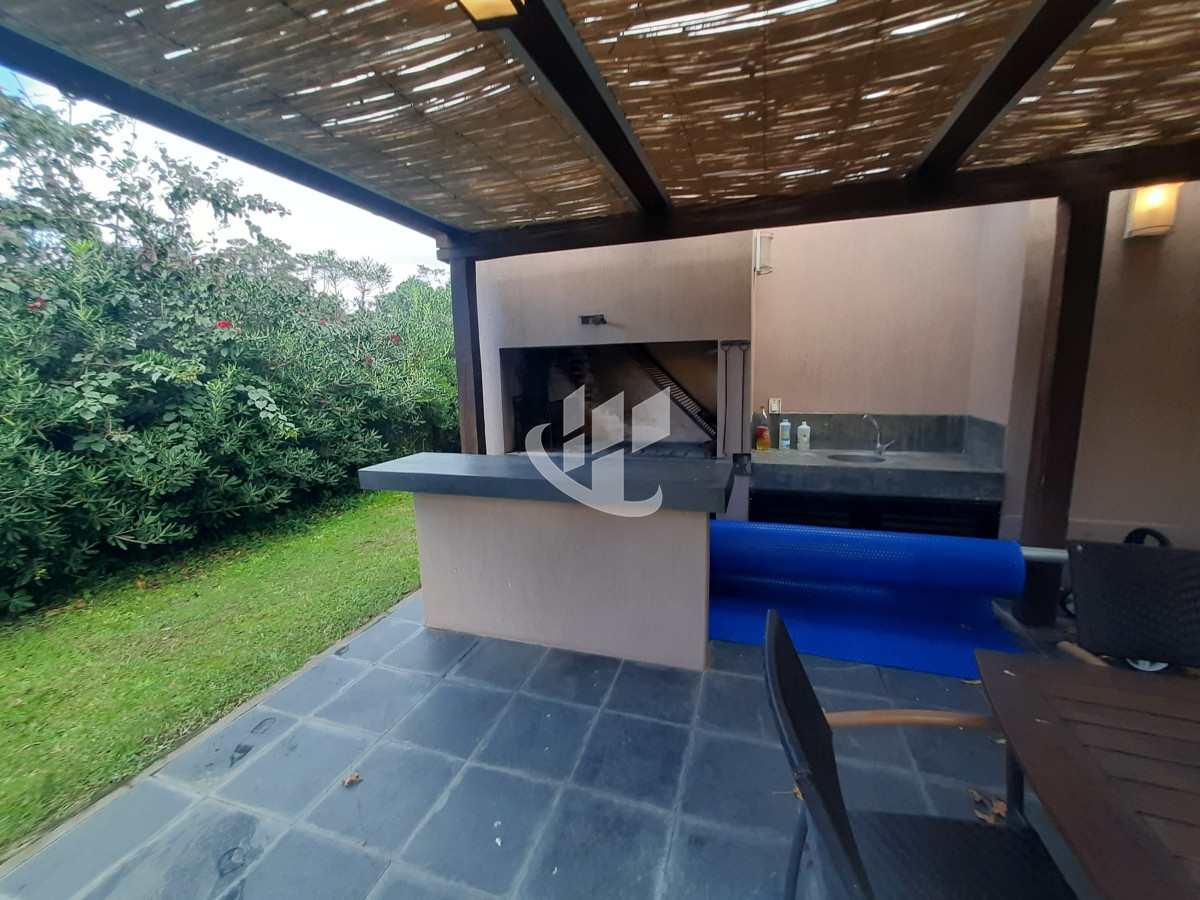 Casa ID.1244 - Casa venta, 2 dormitorios, piscina climatizada, barrio privado, Pinares, Punta del Este