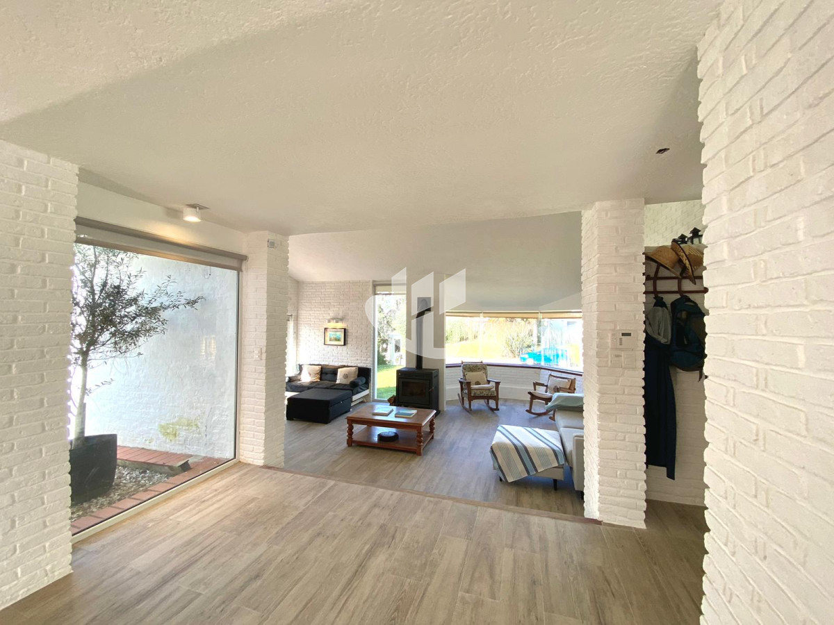 Casa ID.1223 - Alquiler anual casa 4 dormitorios en Punta del Este 