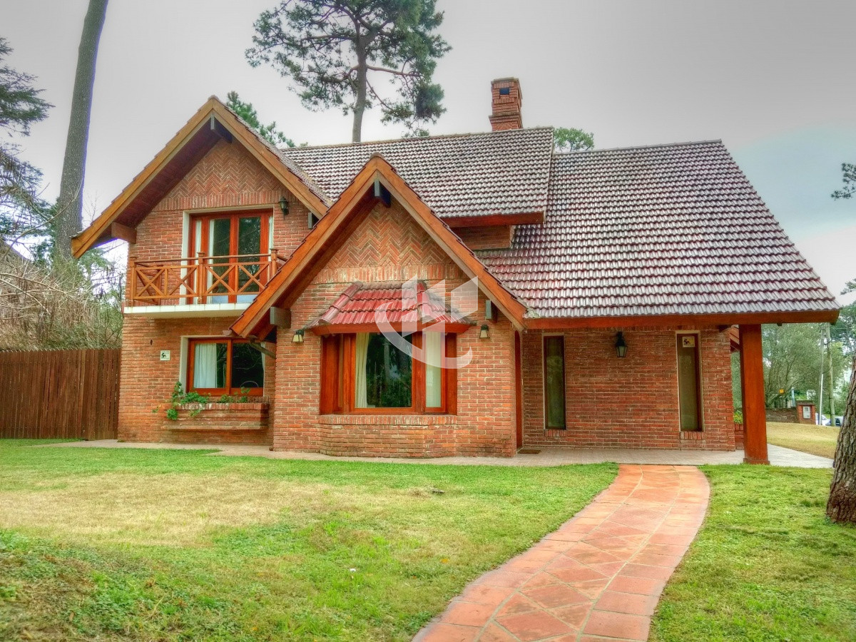 Casa ID.256 - Casa 3 dormitorios, esquinera, Cantegril, Punta del Este