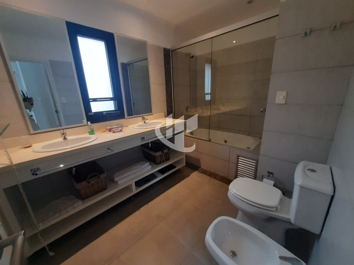 Casa ID.1244 - Casa venta, 2 dormitorios, piscina climatizada, barrio privado, Pinares, Punta del Este