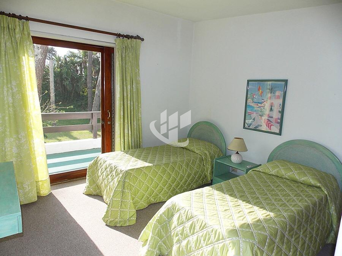 Casa ID.1432 - PUNTA DEL ESTE MANSA CASA A 100 METROS DEL MAR 4 DORMITORIOS PISCINA CLIMATIZADA
