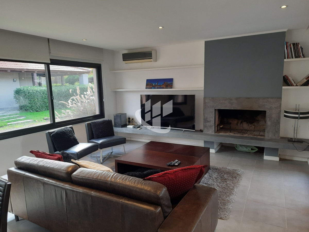 Casa ID.1244 - Casa venta, 2 dormitorios, piscina climatizada, barrio privado, Pinares, Punta del Este