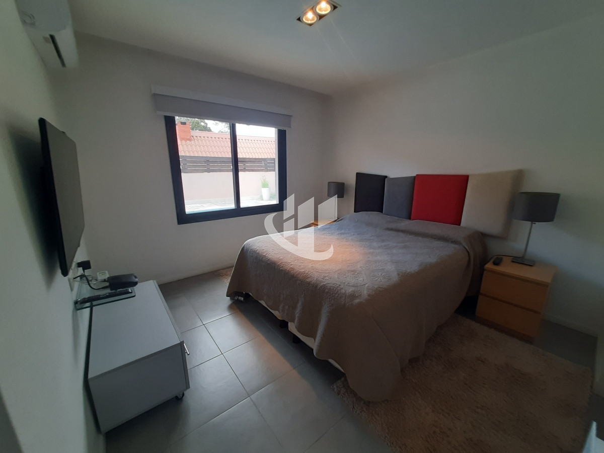 Casa ID.1244 - Casa venta, 2 dormitorios, piscina climatizada, barrio privado, Pinares, Punta del Este