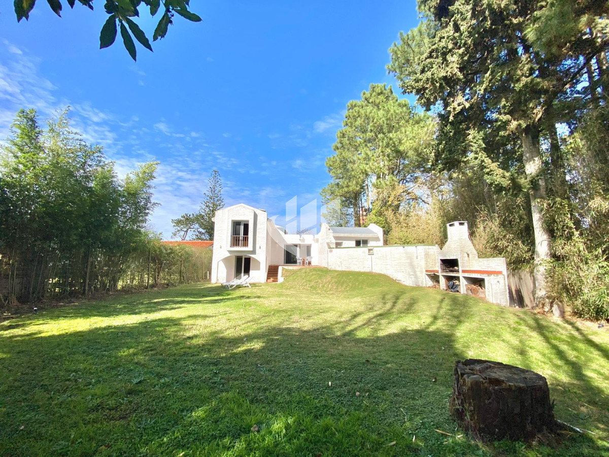 Casa ID.1223 - Alquiler anual casa 4 dormitorios en Punta del Este 