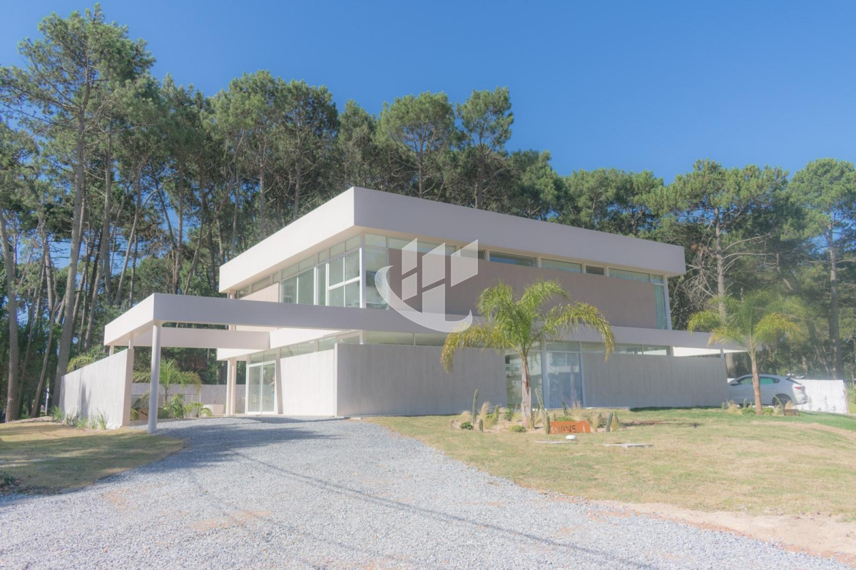 Casa ID.1222 - Casa en venta, a estrenar, 4 dormitorios, piscina climatizada, Solanas, Punta Ballena