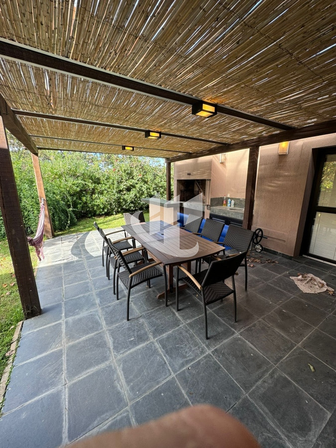 Casa ID.1244 - Casa venta, 2 dormitorios, piscina climatizada, barrio privado, Pinares, Punta del Este