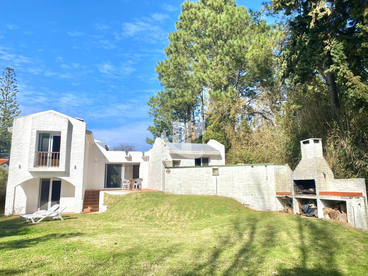 Casa ID.1223 - Alquiler anual casa 4 dormitorios en Punta del Este 