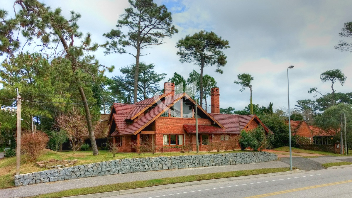 Casa ID.256 - Casa 3 dormitorios, esquinera, Cantegril, Punta del Este