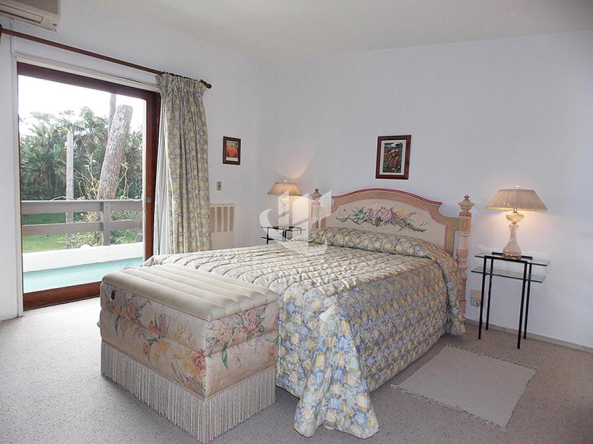 Casa ID.1432 - PUNTA DEL ESTE MANSA CASA A 100 METROS DEL MAR 4 DORMITORIOS PISCINA CLIMATIZADA