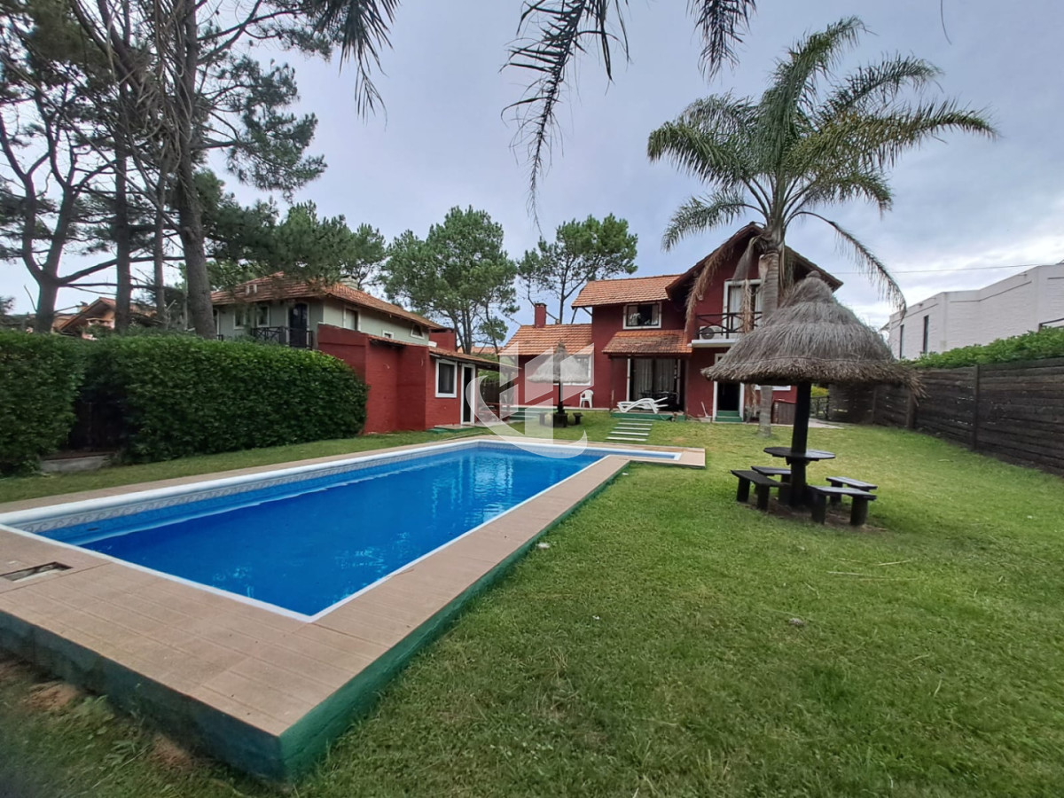 Casa ID.2955 - PUNTA BALLENA TIO TOM CASA DE 4 SUITES PISCINA A METROS DEL MAR EN ALQUILER