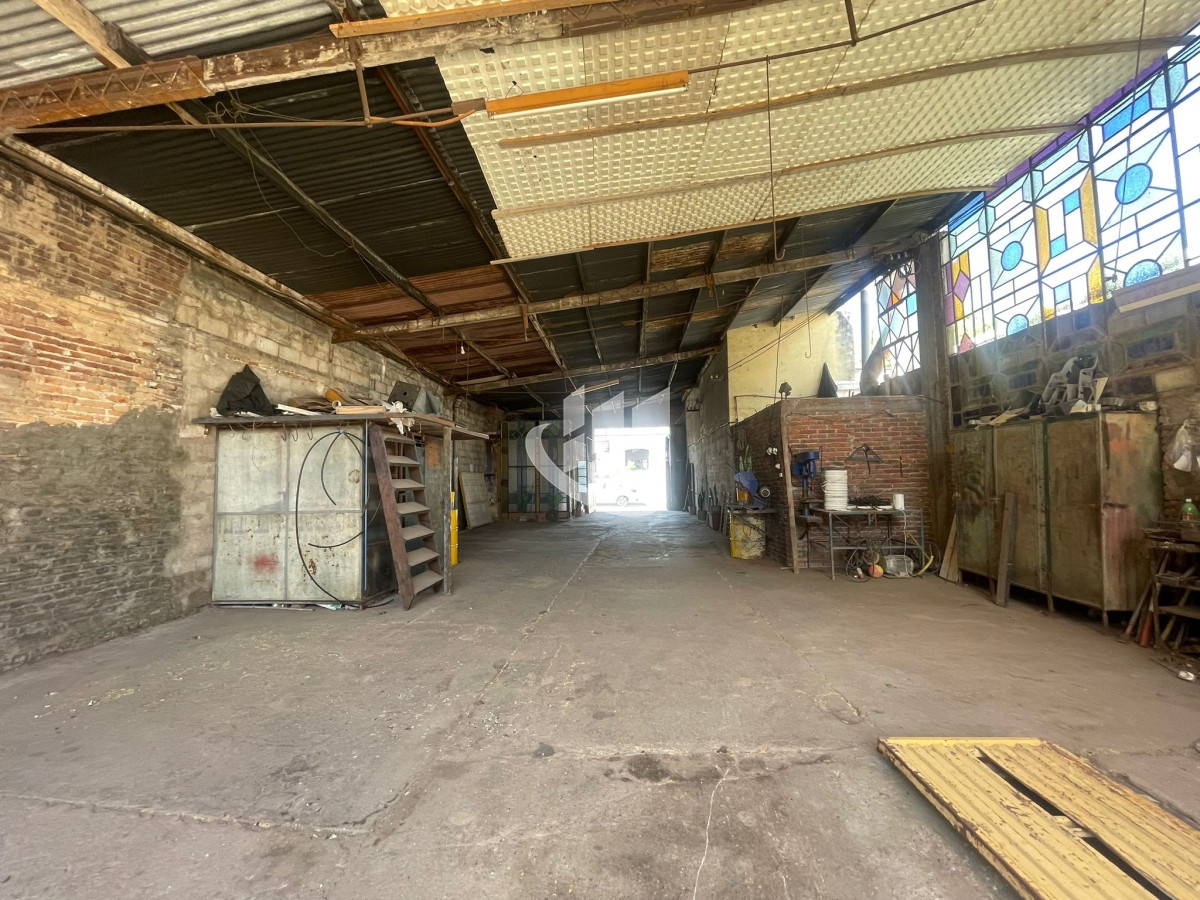 Casa ID.944 - EXCEPCIONAL ESQUINA CON 81 M2 DE FRENTE