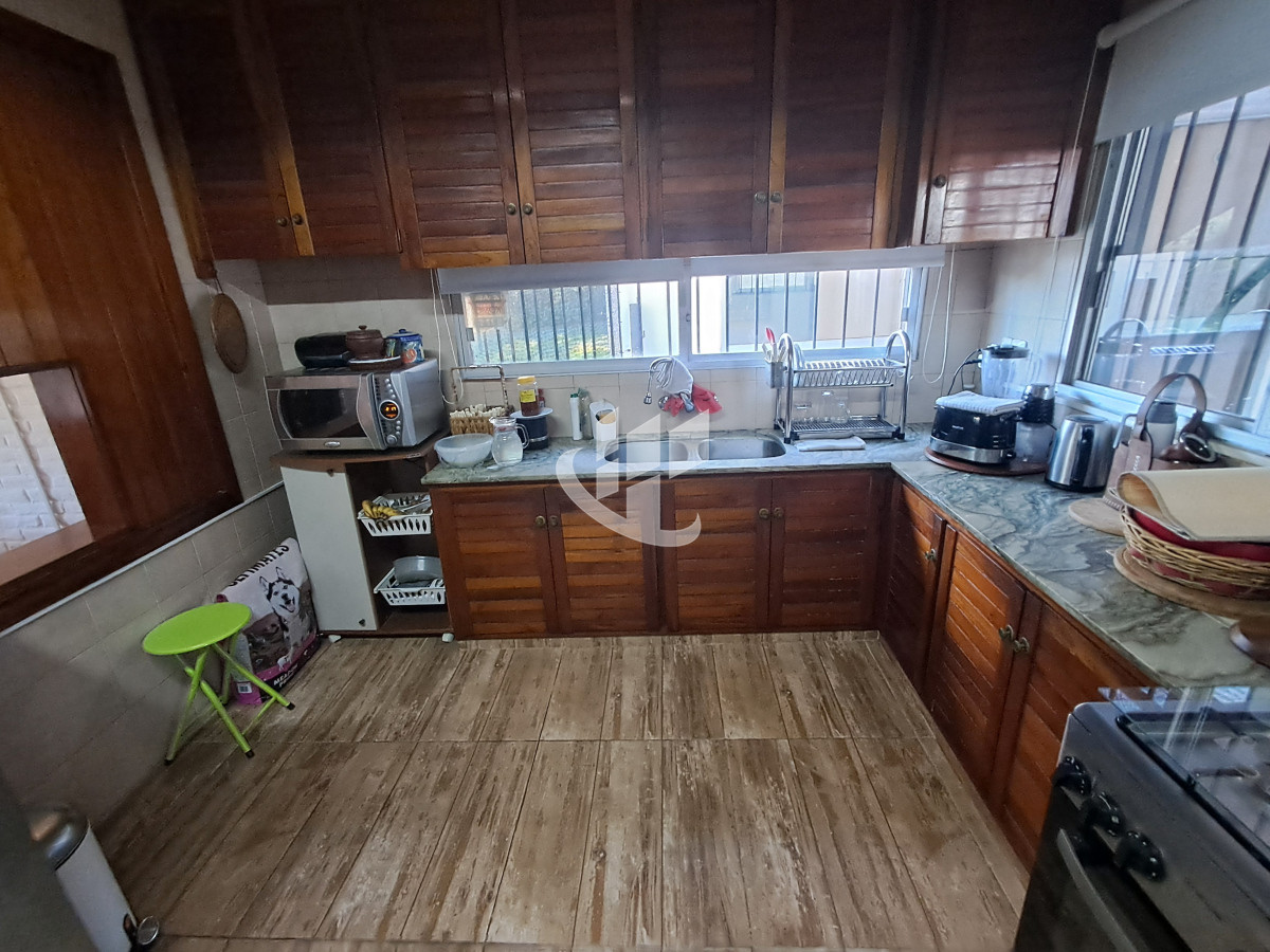 Casa ID.1798 - PUNTA DEL ESTE LAS DELICIAS HERMOSA CASA DE 3 DORMITORIOS 2 BAÑOS PARRILLERO CERCADA