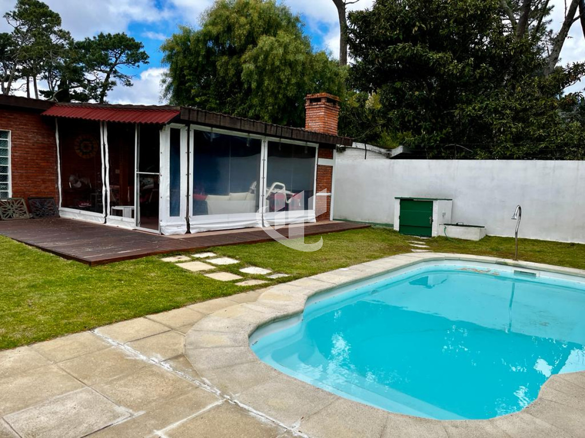 Casa ID.2070 - Alquiler de Temporada, 3 dormitorios, piscina climatizada, Mansa, Punta del Este