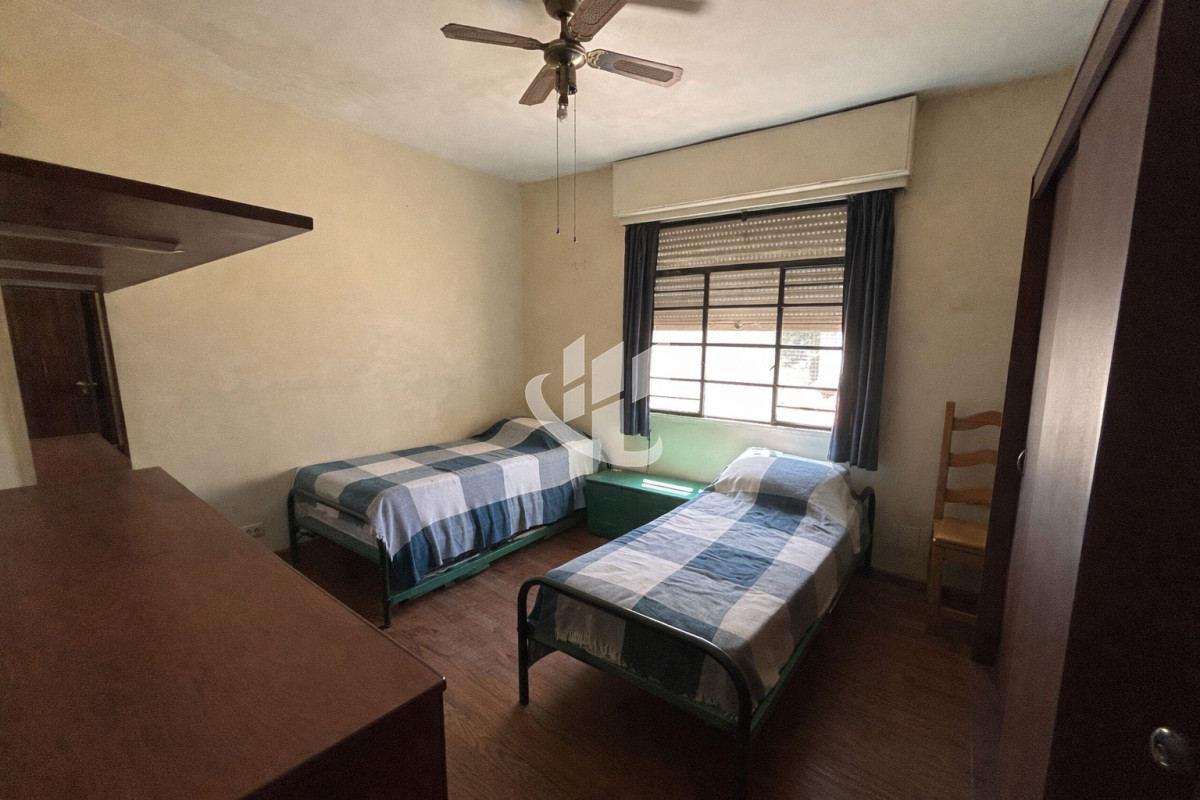 Casa ID.2460 - Casa 3 Dorm. En Venta en Pocitos con Garaje, Patio, Barbacoa y Azotea