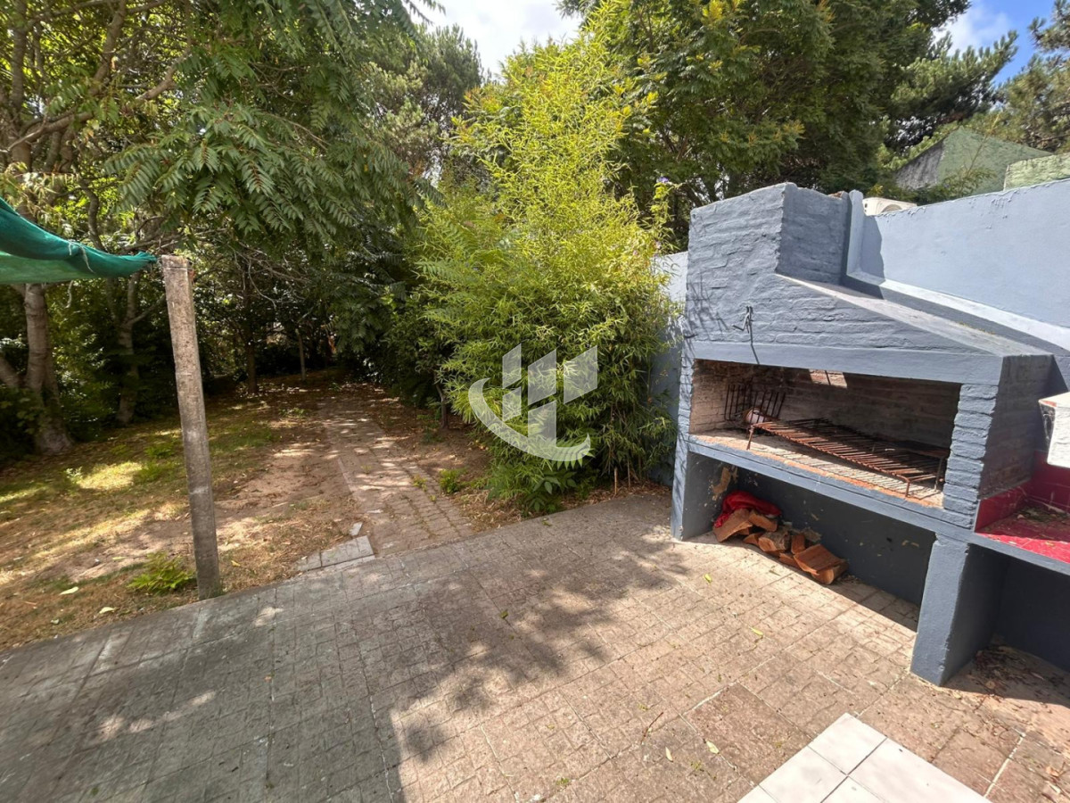 Casa ID.2410 - Casa en alquiler anual 2 Dormitorios, Jardines de Córdoba, Punta del Este