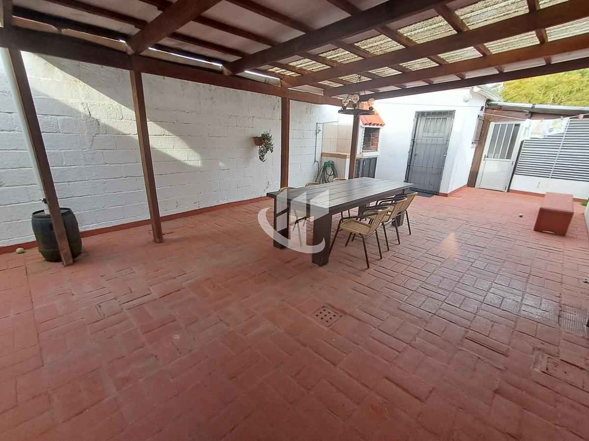 Casa ID.1798 - PUNTA DEL ESTE LAS DELICIAS HERMOSA CASA DE 3 DORMITORIOS 2 BAÑOS PARRILLERO CERCADA