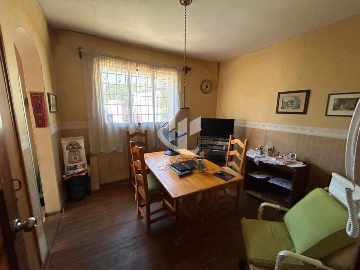 Casa ID.2460 - Casa 3 Dorm. En Venta en Pocitos con Garaje, Patio, Barbacoa y Azotea