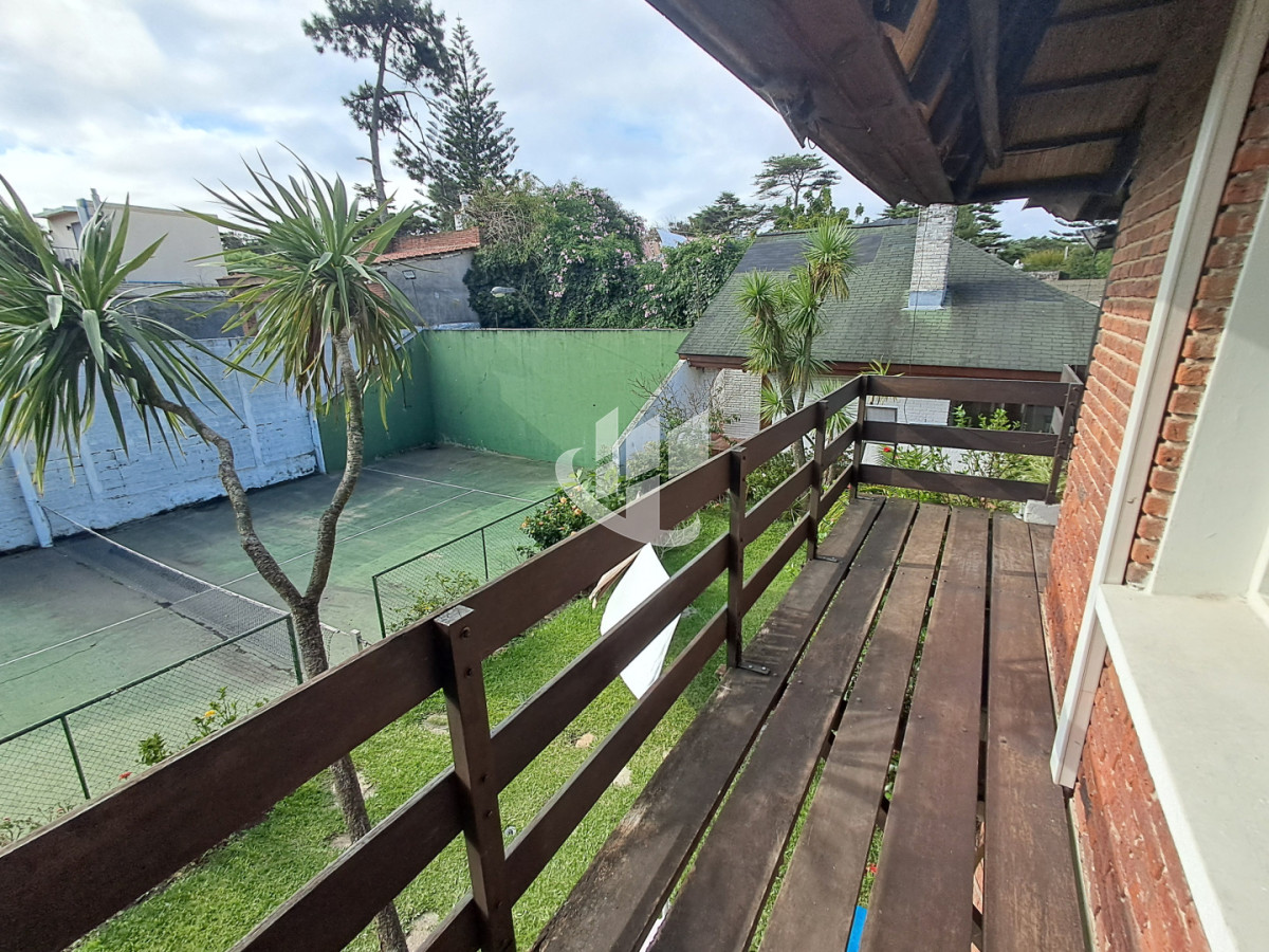 Casa ID.2532 - PUNTA DEL ESTE LAS DELICIAS GRAN CASA DE 5 DORMITORIOS PISCINA CANCHA DE PADLE EN VENTA