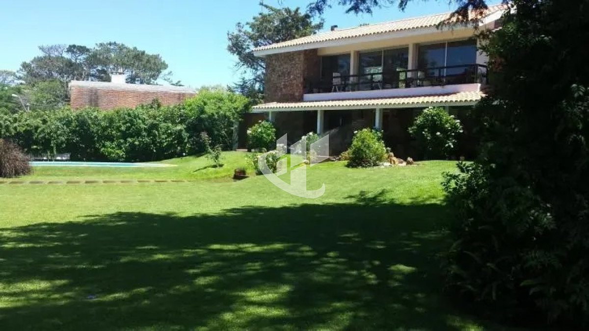 Casa ID.1949 - PUNTA DEL ESTE MANSA A 600 M DEL MAR CASA DE 6 DORMITORIOS PISCINA