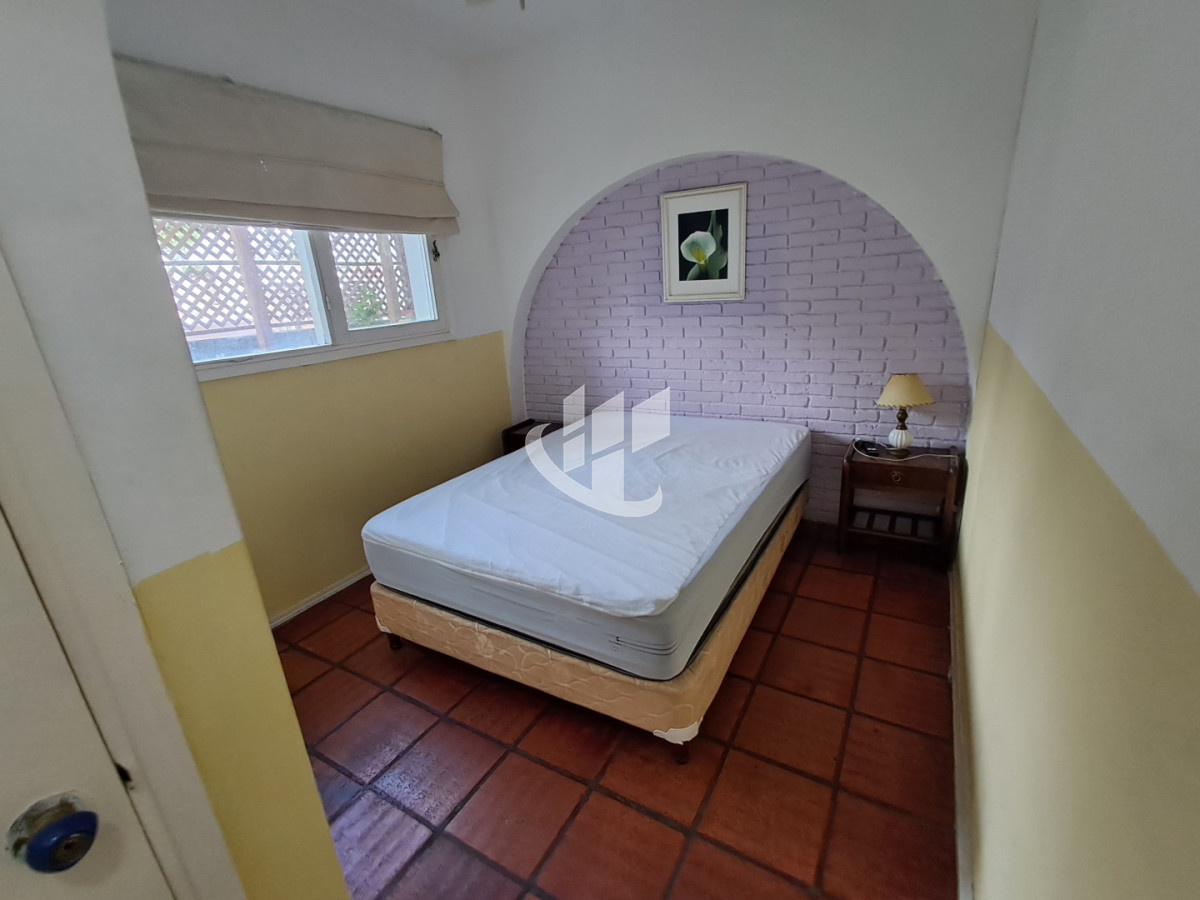 Casa ID.2532 - PUNTA DEL ESTE LAS DELICIAS GRAN CASA DE 5 DORMITORIOS PISCINA CANCHA DE PADLE EN VENTA