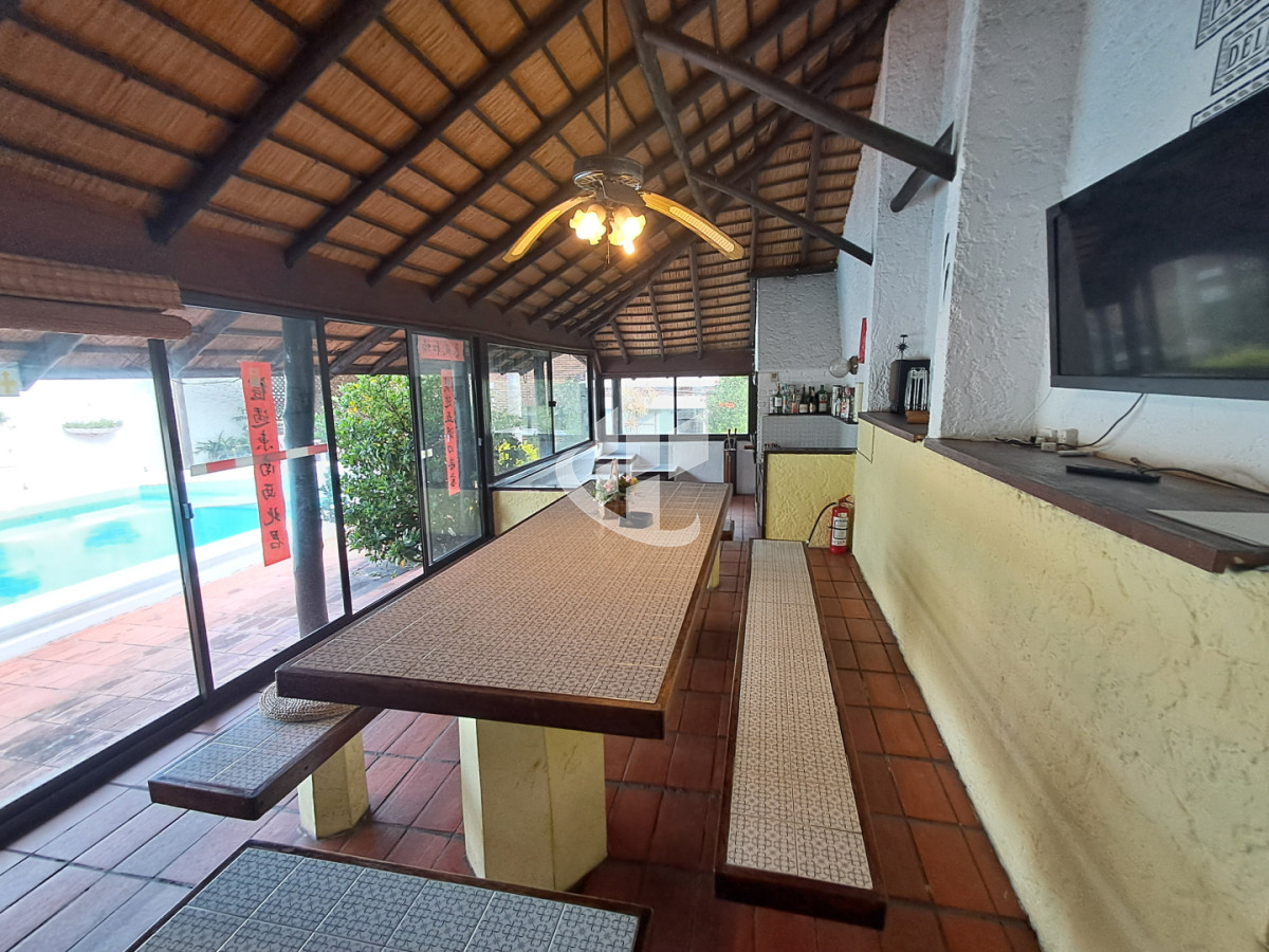 Casa ID.2532 - PUNTA DEL ESTE LAS DELICIAS GRAN CASA DE 5 DORMITORIOS PISCINA CANCHA DE PADLE EN VENTA