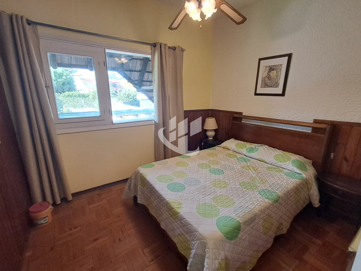 Casa ID.2532 - PUNTA DEL ESTE LAS DELICIAS GRAN CASA DE 5 DORMITORIOS PISCINA CANCHA DE PADLE EN VENTA