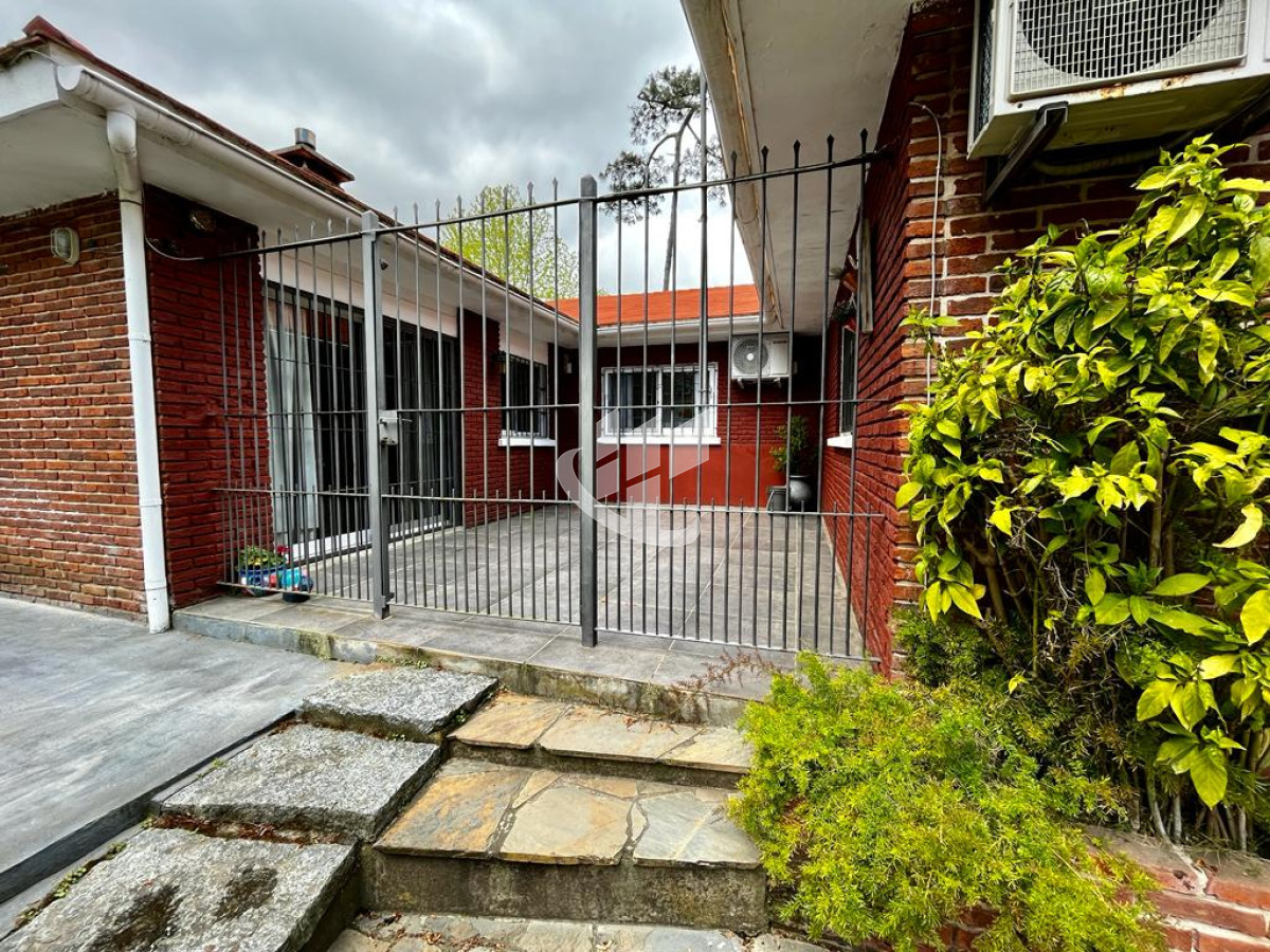 Casa ID.2070 - Alquiler de Temporada, 3 dormitorios, piscina climatizada, Mansa, Punta del Este