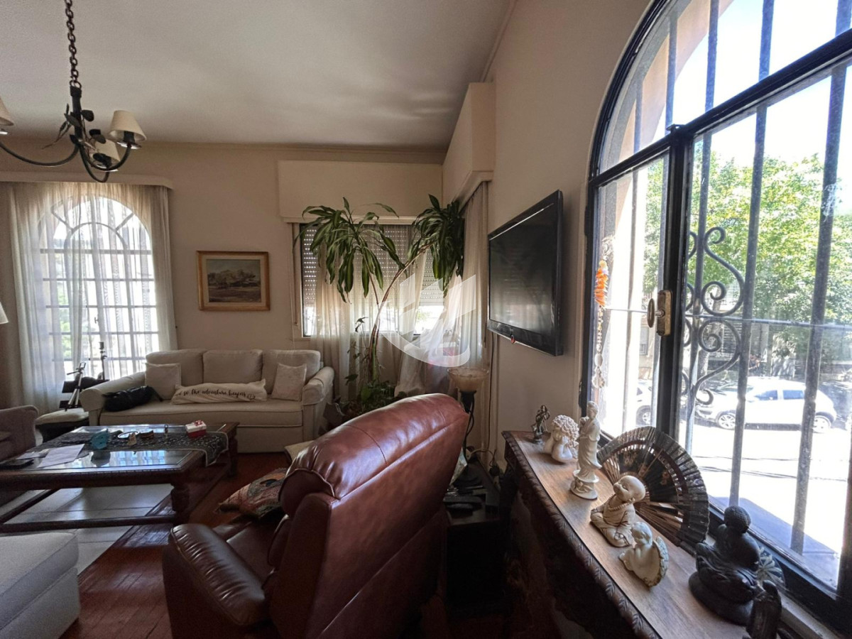 Casa ID.2460 - Casa 3 Dorm. En Venta en Pocitos con Garaje, Patio, Barbacoa y Azotea