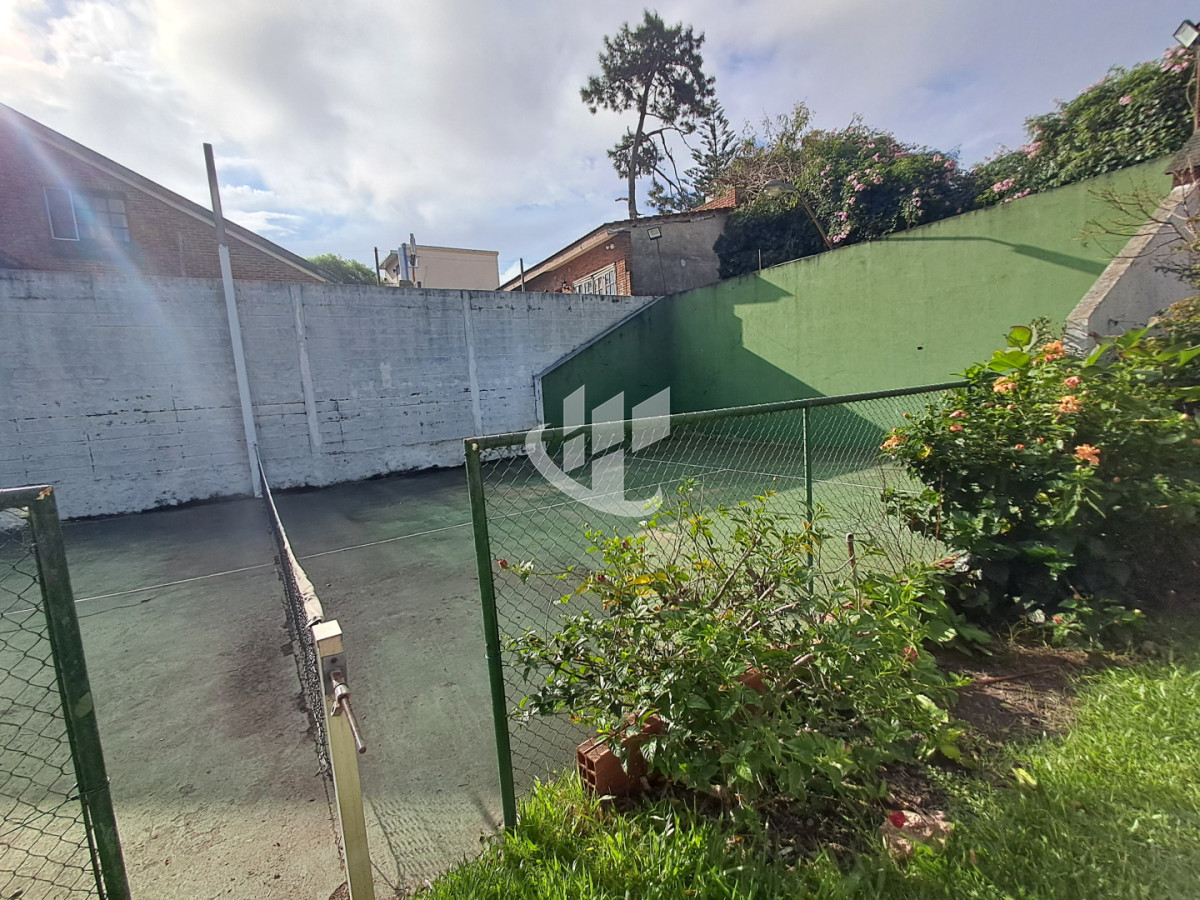 Casa ID.2532 - PUNTA DEL ESTE LAS DELICIAS GRAN CASA DE 5 DORMITORIOS PISCINA CANCHA DE PADLE EN VENTA